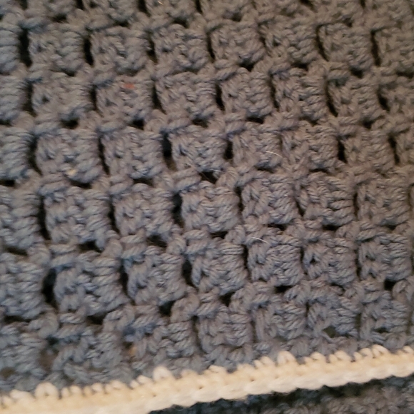 Handmade crocheted baby blanket - Picture 2 of 2